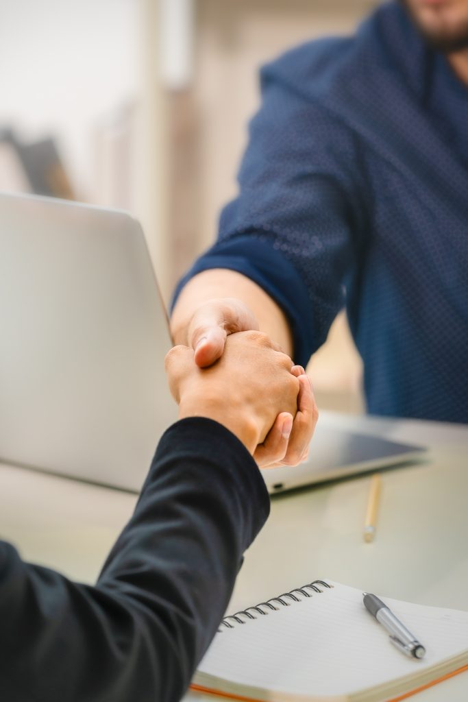 2 people shaking hands